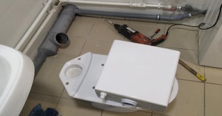 Установка напольного унитаза в Светлограде: монтаж под ключ от СантехДомСвт от 5078 рублей.